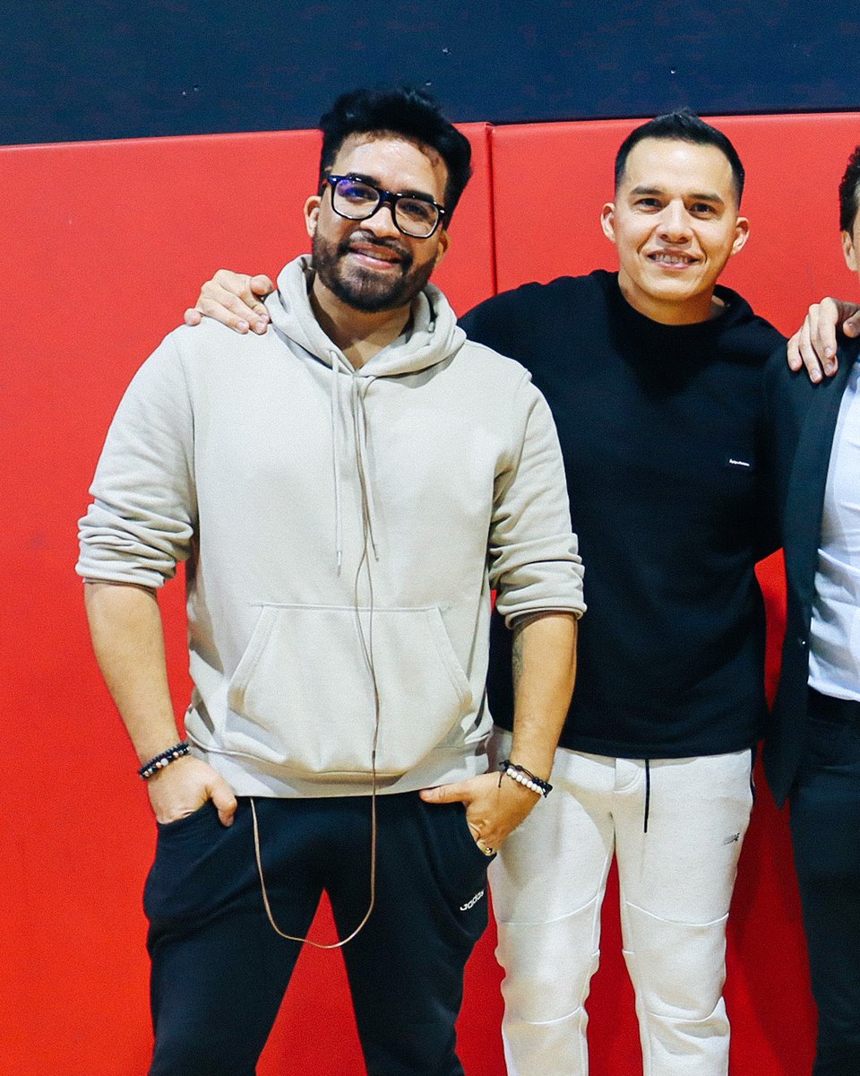 Tecupae's tweet image. 🫶🏼Reencontrarnos, siempre será una página nueva en esta historia.

✌🏼Un #tbt en @championsflorida unas horas antes de subir a la tarima.

#tecupae #concert #tecupaevuelve #tecupaeenvivo2022 #texas #miami #livemusic #musicfestival #showenvivo #maracaibo #orlando