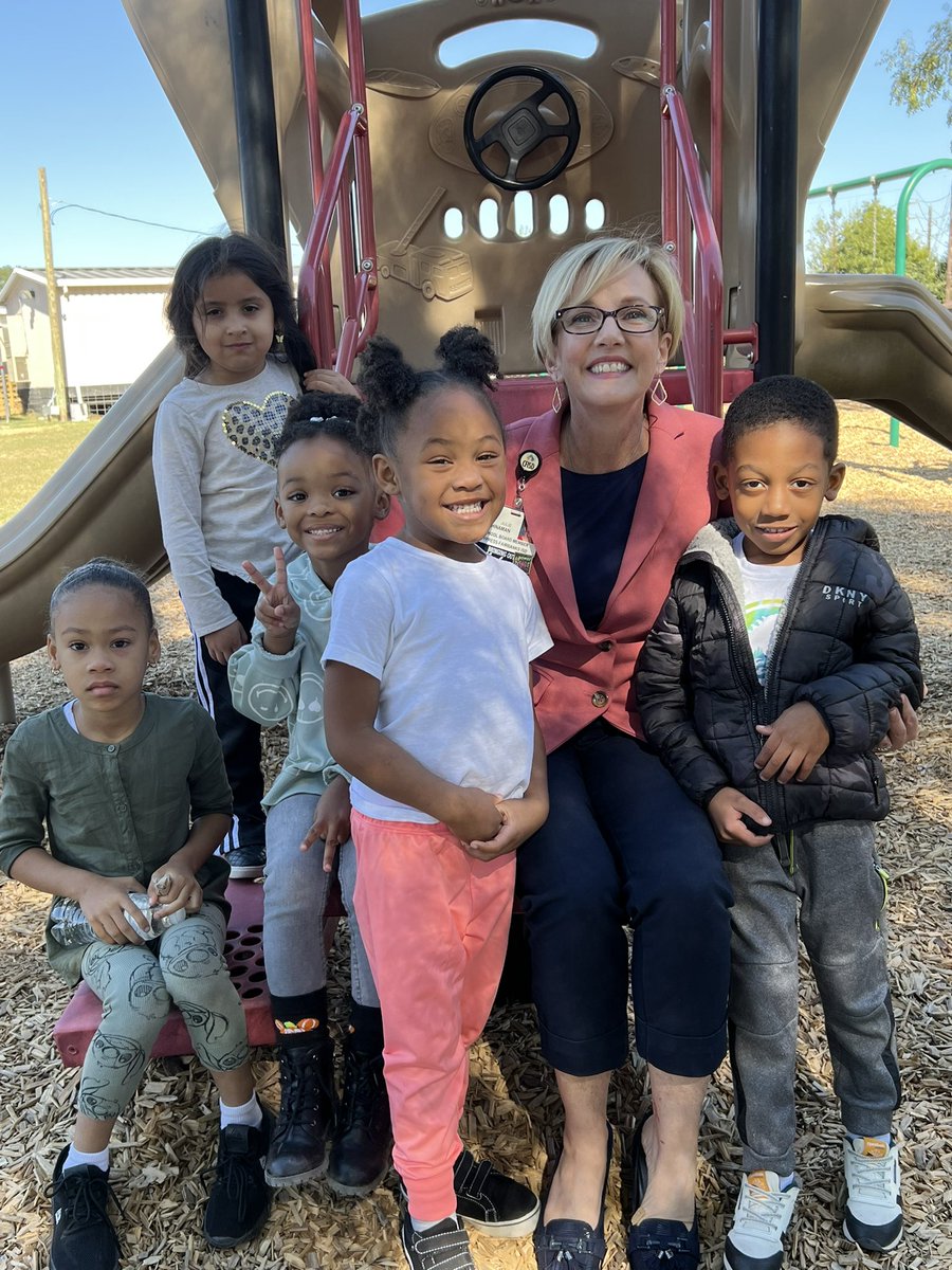 JulieHinaman's tweet photo. The next time I’m feeling down, I’m heading back to @CFISDEmmott Elementary to brighten my day! This school is filled with pure joy, love of learning, wonderful teachers &amp; staff and an amazing Principal! https://t.co/Em4VTOLIZf
