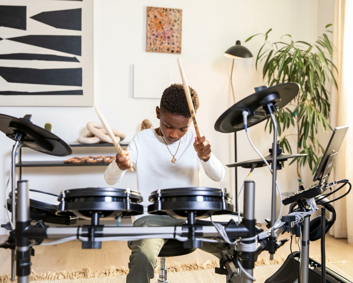 guitarcenter's tweet photo. If you've got a young one inspired by the amazing drumming of Justin Wilson II, check out the new @playsimmons Titan 20! Its mesh heads offer real-drum feel, and with the learning tools in the Simmons App, it's a great choice for beginners!

Watch now: https://t.co/Mjh9zt2tCC https://t.co/FkXkOvNe3y