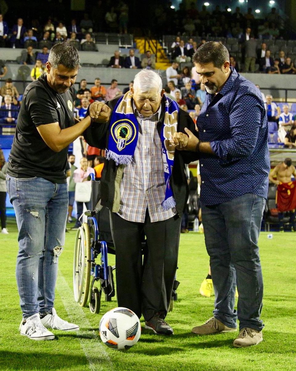 cfhercules's tweet photo. 🥹👏🏼𝗥𝗔𝗙𝗔𝗘𝗟 𝗚𝗔𝗥𝗖𝗜́𝗔 𝗥𝗜𝗣𝗢𝗟𝗟, 𝘀𝗼𝗰𝗶𝗼 𝗻𝟭 𝗱𝗲𝗹 𝗛𝗲́𝗿𝗰𝘂𝗹𝗲𝘀, 𝗿𝗲𝗮𝗹𝗶𝘇𝗼́ 𝗲𝗹 𝘀𝗮𝗾𝘂𝗲 𝗱𝗲 𝗵𝗼𝗻𝗼𝗿 𝗲𝗻 𝗲𝗹 𝗽𝗮𝗿𝘁𝗶𝗱𝗼 𝗱𝗲 𝗟𝗲𝘆𝗲𝗻𝗱𝗮𝘀.

💯Por aquellos que nos han dejado, por los que están y por los que estarán.

💙#MachoHércules 🤍 https://t.co/jNJgG9gq6k