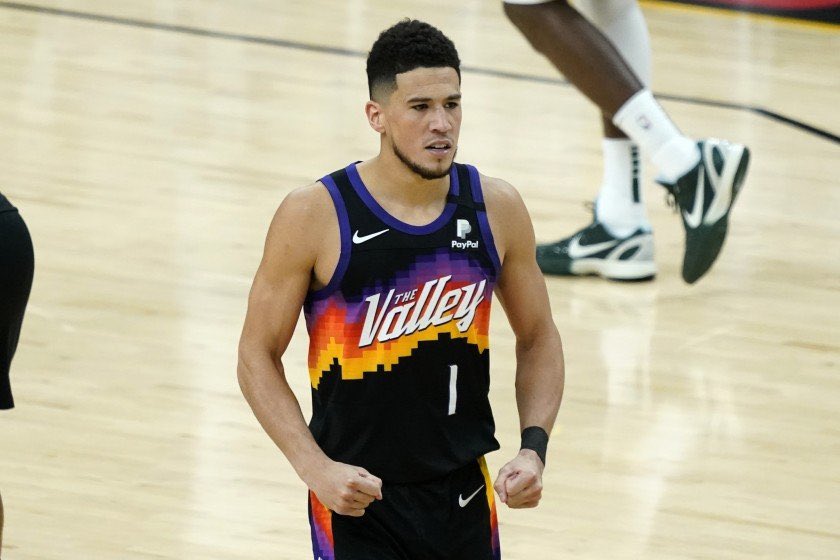 MovingShotz's tweet image. Devin Booker last night 

☀️ 28 Points

☀️ 9 Assists 

☀️ 50% from the field 

☀️ +20 on the court 

Devin starting his mvp campaign off strong 💯