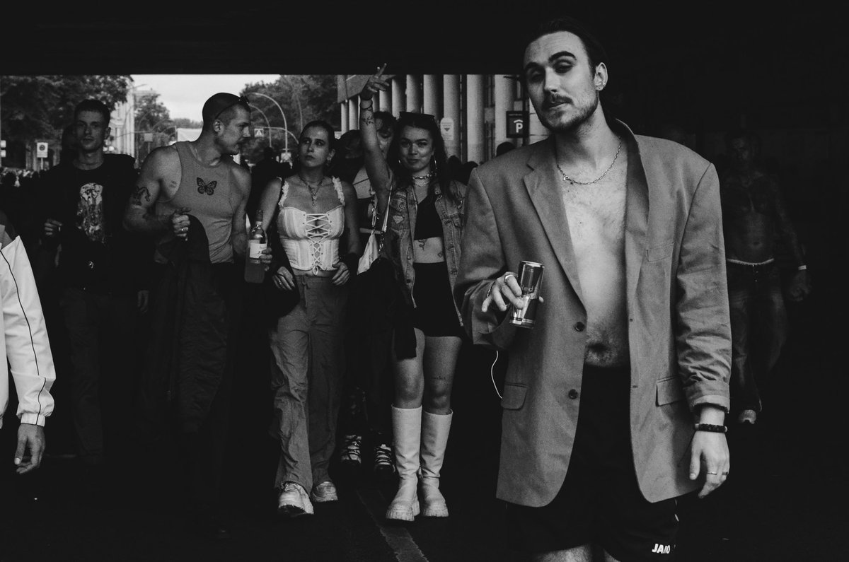 SoyMalaVida's tweet photo. Thank you for the good vibes @zugderliebe 👊🏽💜

#zugderliebe2022 #photography #artdirector #berlin #techno #technotrucks https://t.co/XmEqkW80pZ
