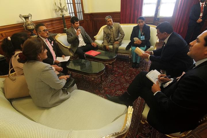 marticorenaperu's tweet photo. 📌Nos reunimos con los dirigentes de la Coalición de Gremios Profesionales de la Salud, a fin de escuchar sus demandas, que van desde viabilizar el: Cuarto tramo de la escala salarial (Incremento salarial).
 ¡Mi compromiso es y será siempre a favor de los trabajadores! 🇵🇪💪🏻 https://t.co/xUe9r2r6Mw