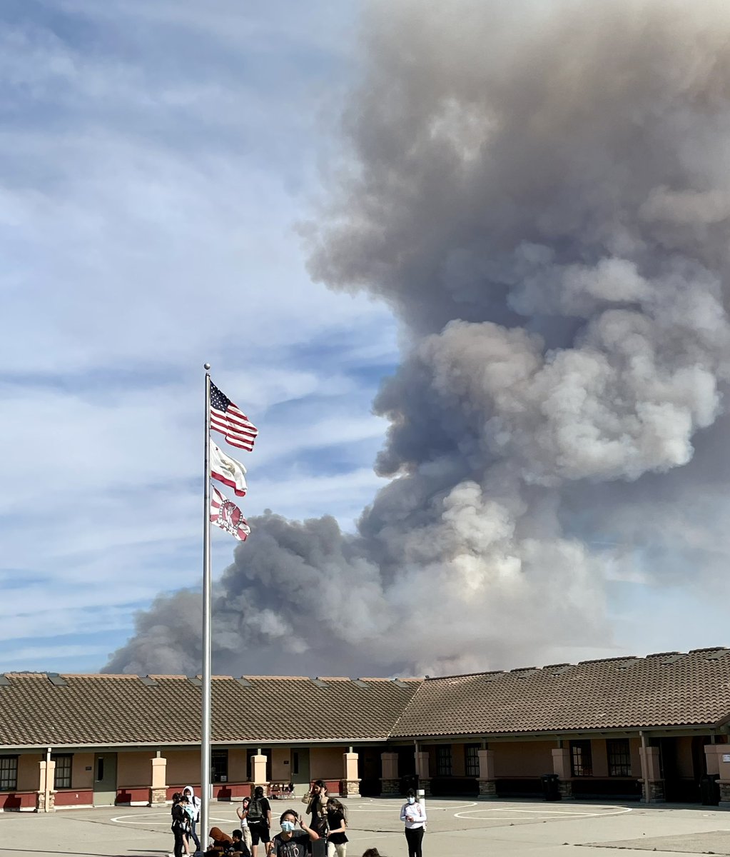 msbteach1's tweet photo. Hoping this is still a controlled burn outside Salinas. #californialife https://t.co/gWb3WgpIUi