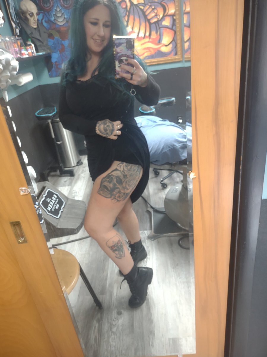 Got tattooed today🥰🖤 what are you up to??

Girls babe curvy sfw tattoos piercings punk rock gamer steamer skull flowers October Halloween explore
