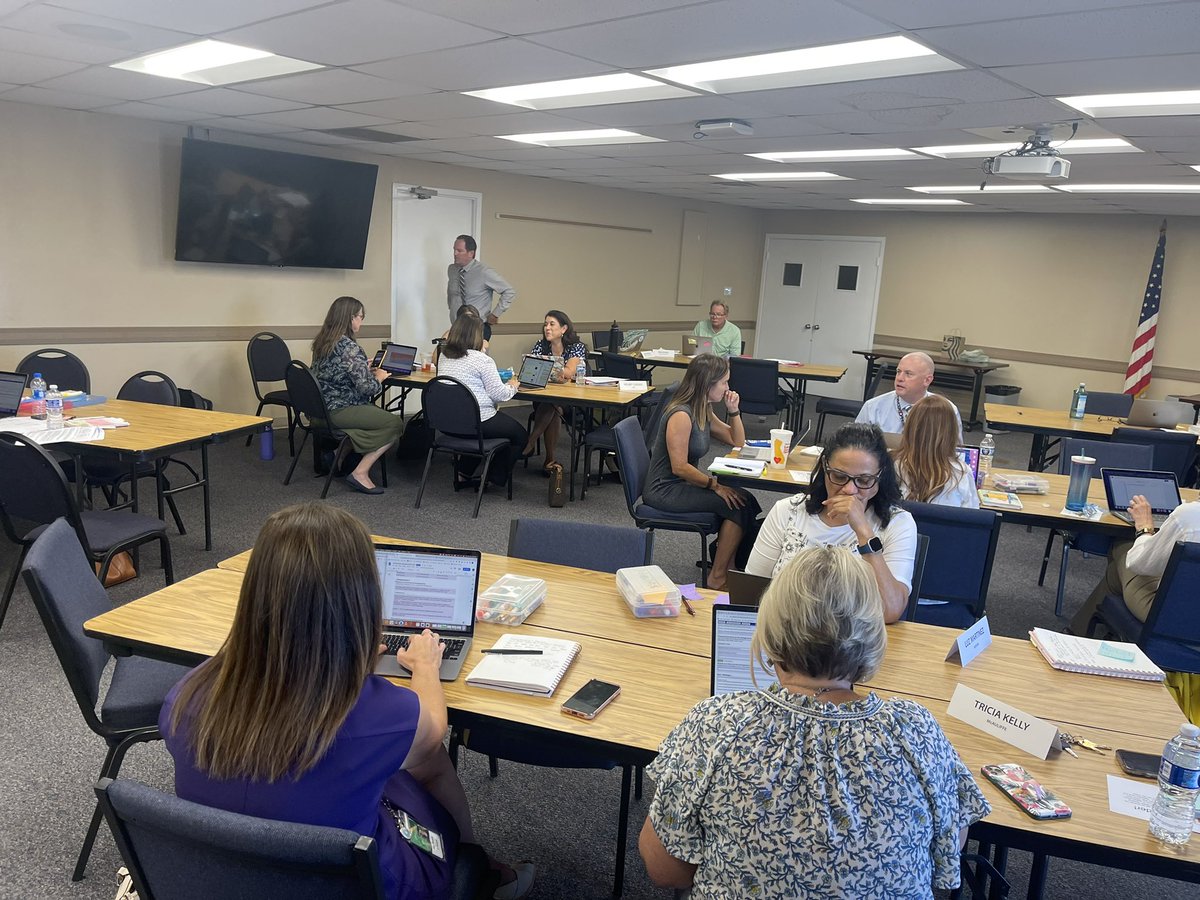Our @OsideUSD principals took the educational acronym challenge and crushed it! Then, they collaborated with each other during our SPSA Study Hall! These leaders are incredible thinkers and have students at the center of all their decisions! 💕