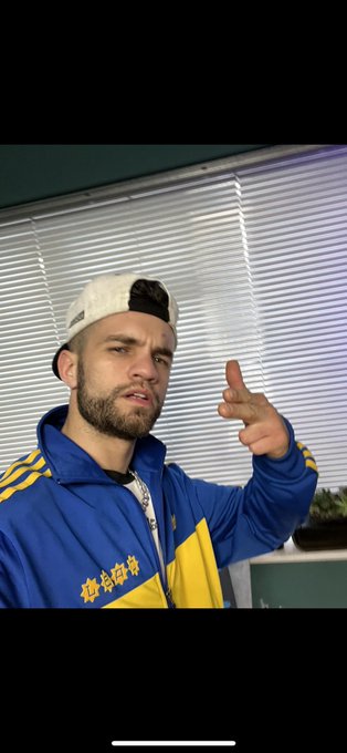 Pop pop!! How is everyone? https://t.co/eLKsn3o7Sy