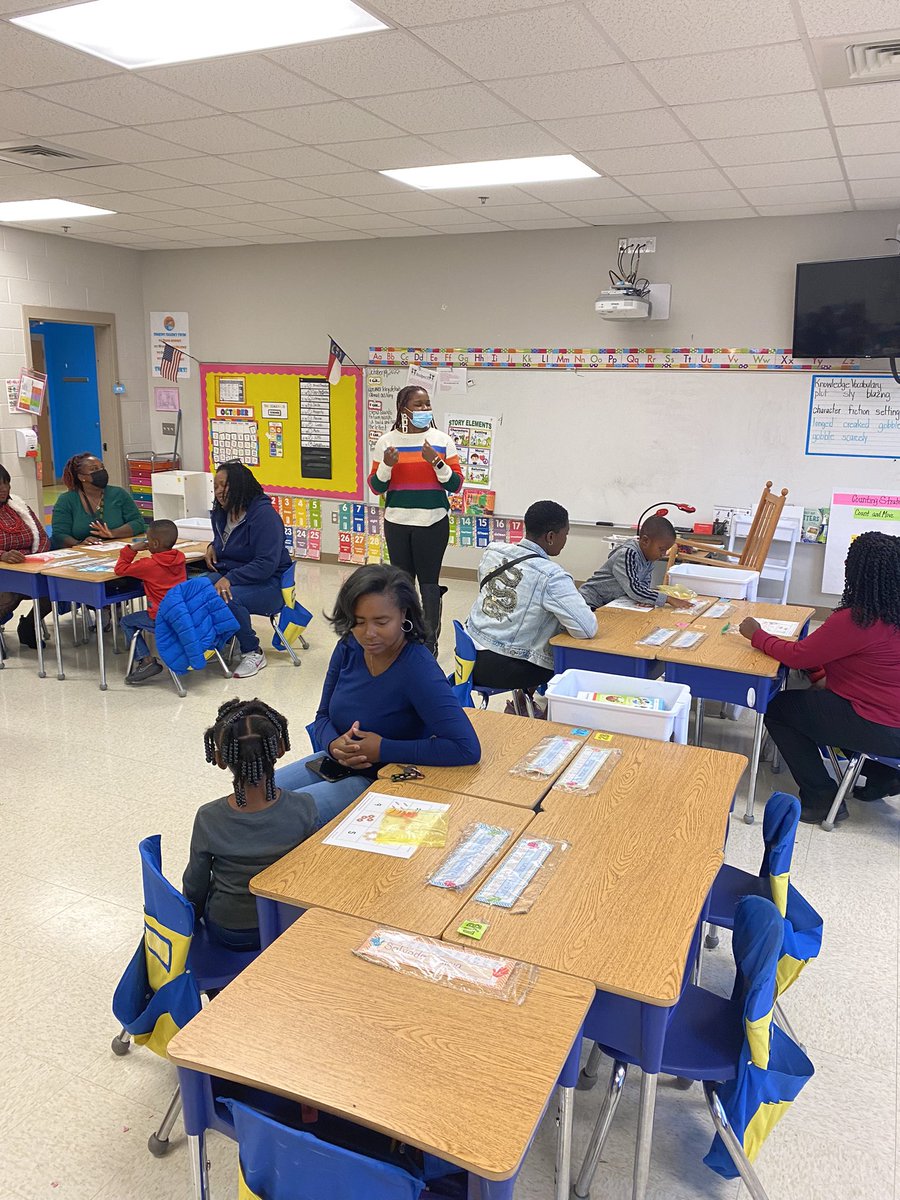 SimkinsSharks's tweet photo. Title I parent night is underway! Super thankful for family engagement!! @Super_GCS @DrAngelaDraper @GCSchoolsNC https://t.co/Hn1WiQMNaa