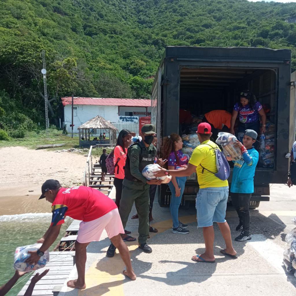 dhernandezlarez's tweet photo. GNB atendiendo las necesidades de abastecimiento en las costas del estado Aragua, en cumplimiento de las órdenes de nuestro Comandante en Jefe de la #FANB @NicolasMaduro https://t.co/7FPdC3BKxJ