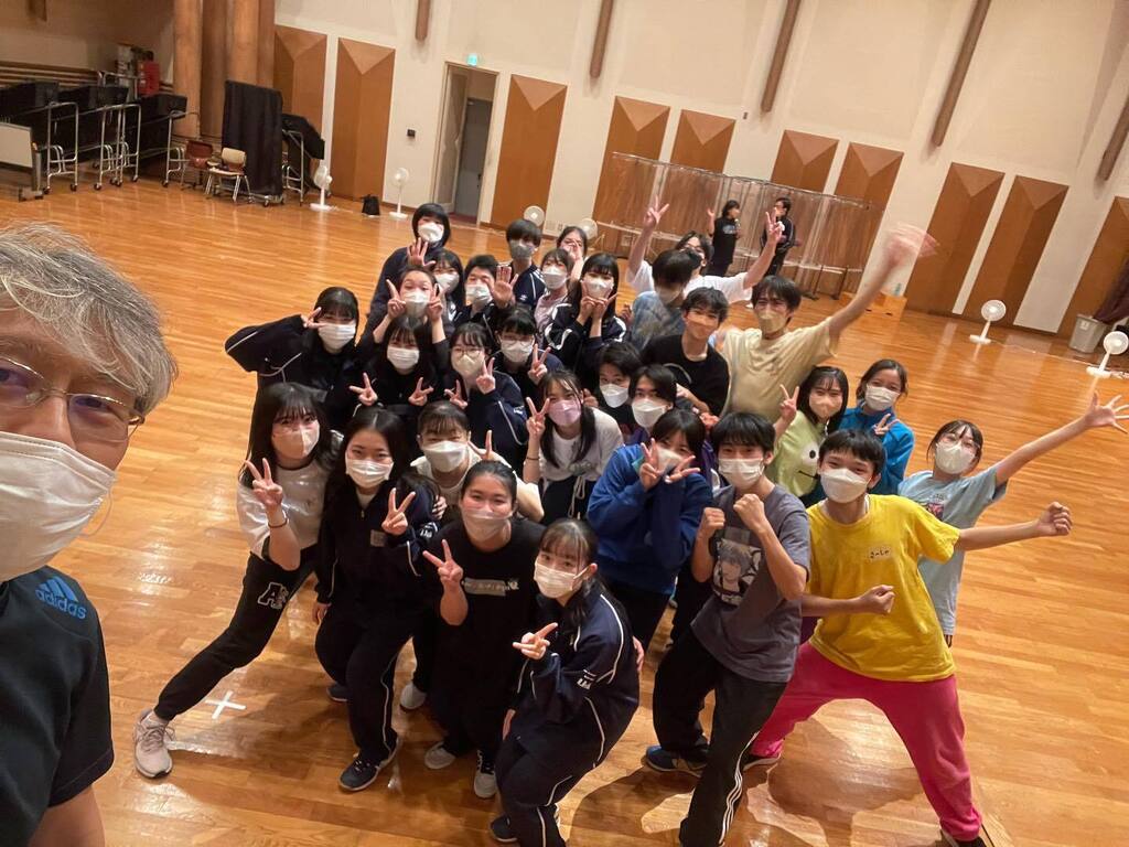 TeruhikoKomori's tweet photo. 久しぶりのインプロ授業参加。
本当に、この授業に、未来が詰まってる、と思う。
(一組目のみんな、写真取れなくてごめん)
#Tw
#tcmhs https://t.co/8wDJq31gy7