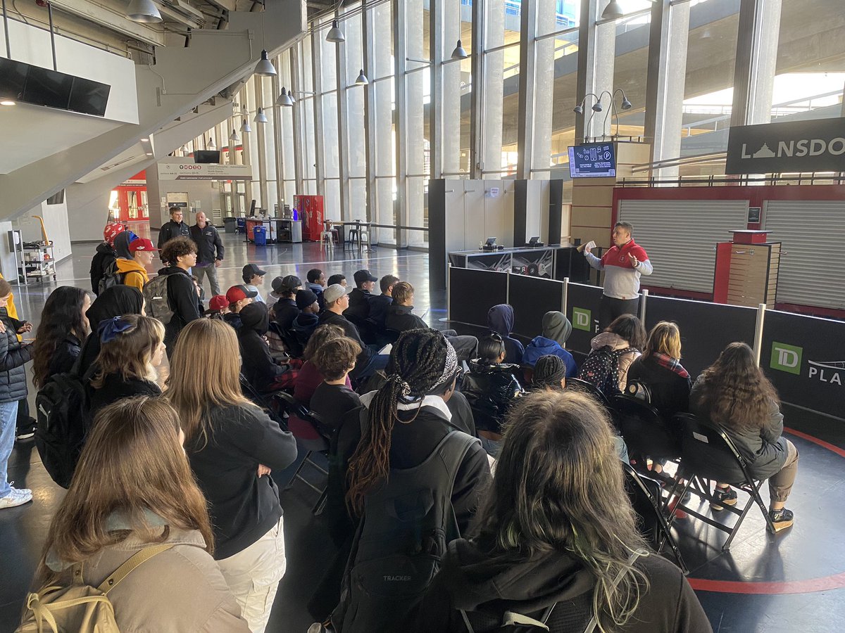 HaeringMr's tweet photo. The @StPaulOCSB business and marketing students were in the Glebe @OSEG_Ottawa to learn real life marketing scenarios. We also visited other shops and it was a great day! https://t.co/sJEmOadoKx