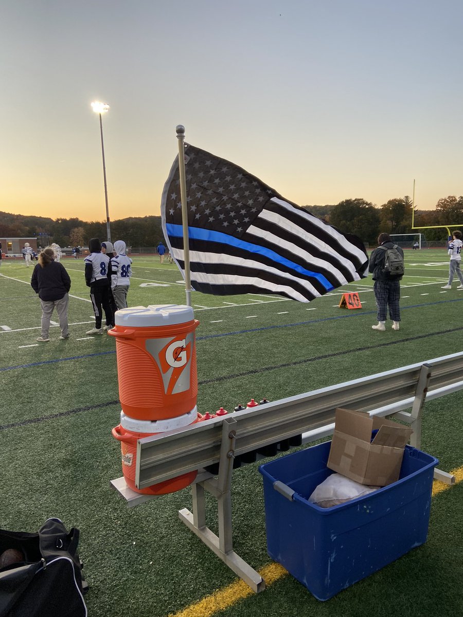 LSMFootball1's tweet photo. What happened here in #Bristol was an absolute tragedy. It’s nice to see a student body come together and show support to officers, and their families. Thanks to all of those who risk their lives every day to keep us all safe! #backtheblue. Please keep them in mind tonight. https://t.co/EInYUNFwaK