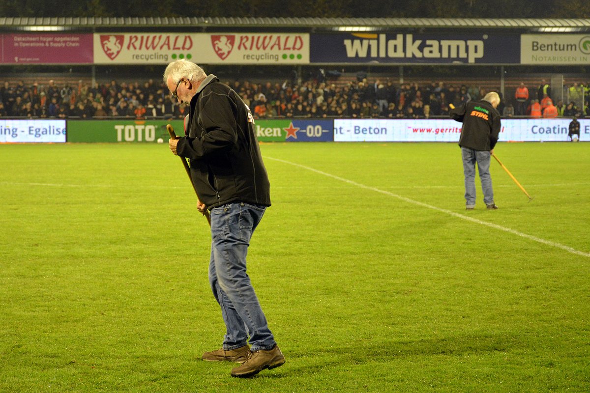 vechtdal's tweet photo. Je hebt het oosten en Het Echt Oosten. 3000 man op de Boshoek zorgden voor veel sfeer tijdens de bekerwedstrijd van HHC Hardenberg tegen PEC Zwolle.
Dankzij veel vrijwilligers was het een perfecte avond, met een magere overwinning voor de profs.
#HHCPEC https://t.co/7LHxyQVUZ5