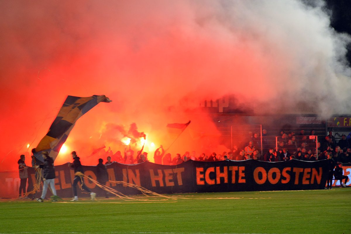vechtdal's tweet photo. Je hebt het oosten en Het Echt Oosten. 3000 man op de Boshoek zorgden voor veel sfeer tijdens de bekerwedstrijd van HHC Hardenberg tegen PEC Zwolle.
Dankzij veel vrijwilligers was het een perfecte avond, met een magere overwinning voor de profs.
#HHCPEC https://t.co/7LHxyQVUZ5