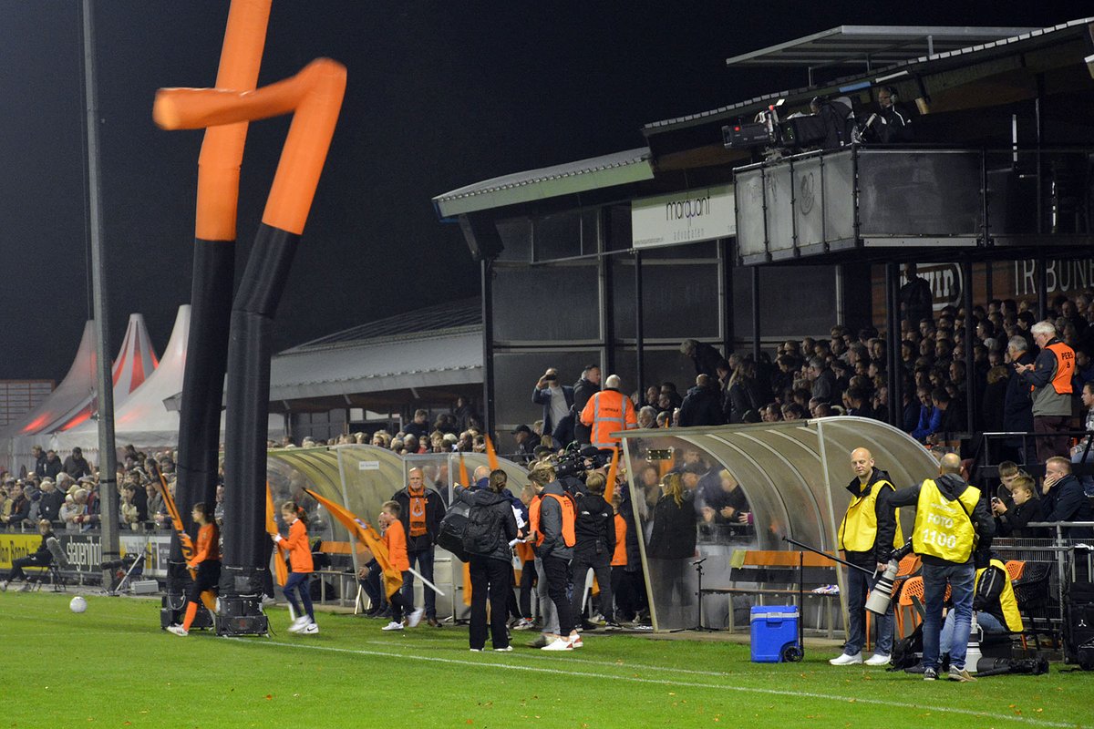 vechtdal's tweet photo. Je hebt het oosten en Het Echt Oosten. 3000 man op de Boshoek zorgden voor veel sfeer tijdens de bekerwedstrijd van HHC Hardenberg tegen PEC Zwolle.
Dankzij veel vrijwilligers was het een perfecte avond, met een magere overwinning voor de profs.
#HHCPEC https://t.co/7LHxyQVUZ5