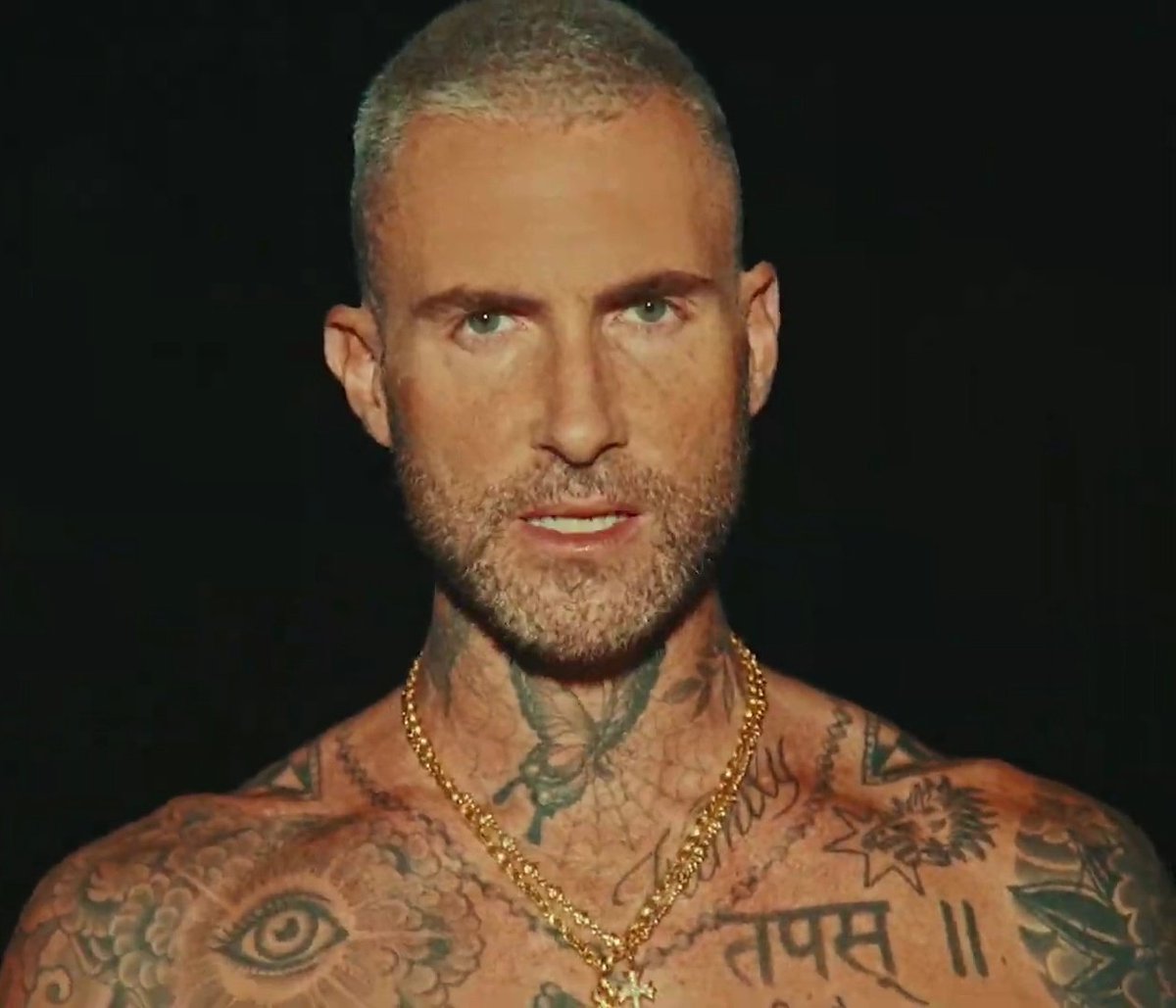 Adam Levine Brasil on Twitter: "📸 Adam Levine no clipe de 'Ojalá'. 🔥"