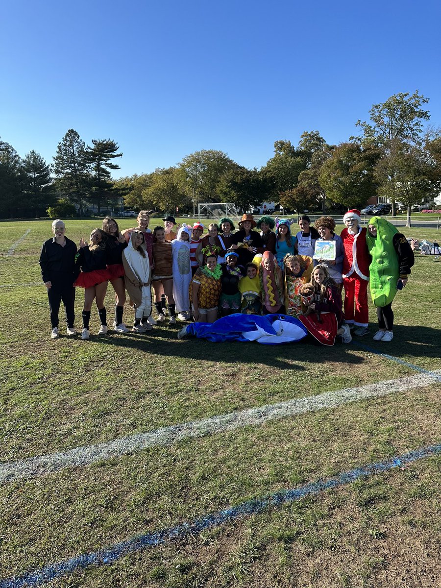 MrsCamGC's tweet image. All laughs and smiles at our last #GCJVFH practice today! 🎃👻 @GC_ATHLETICS_ @Garden_City_HS  #HEYRED