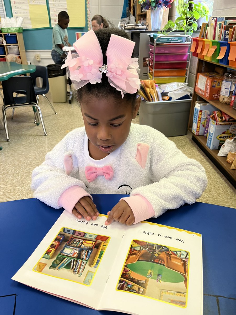 KlondikeMrsParr's tweet photo. Instilling a love for reading is one of the most rewarding parts of my job. I have a scholar in my classroom who announces, “This is the best day of my life!” each time he comes to my guided reading table. #readingismagic #janplan @MrBoyer134 @APKlondike @JcpsElemEla #klondikefam https://t.co/ecwrdLQXnI