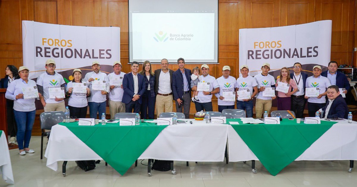 BancoAgrario's tweet photo. El @BancoAgrario firmó en #Tunja convenios de Agricultura por Contrato con Peslac y Pitafcol. También entregó créditos a jóvenes rurales y mujeres rurales, así como créditos asociativos, de Agricultura por Contrato y para transformación y agroindustria. @MinAgricultura https://t.co/Pnclo5HLRt