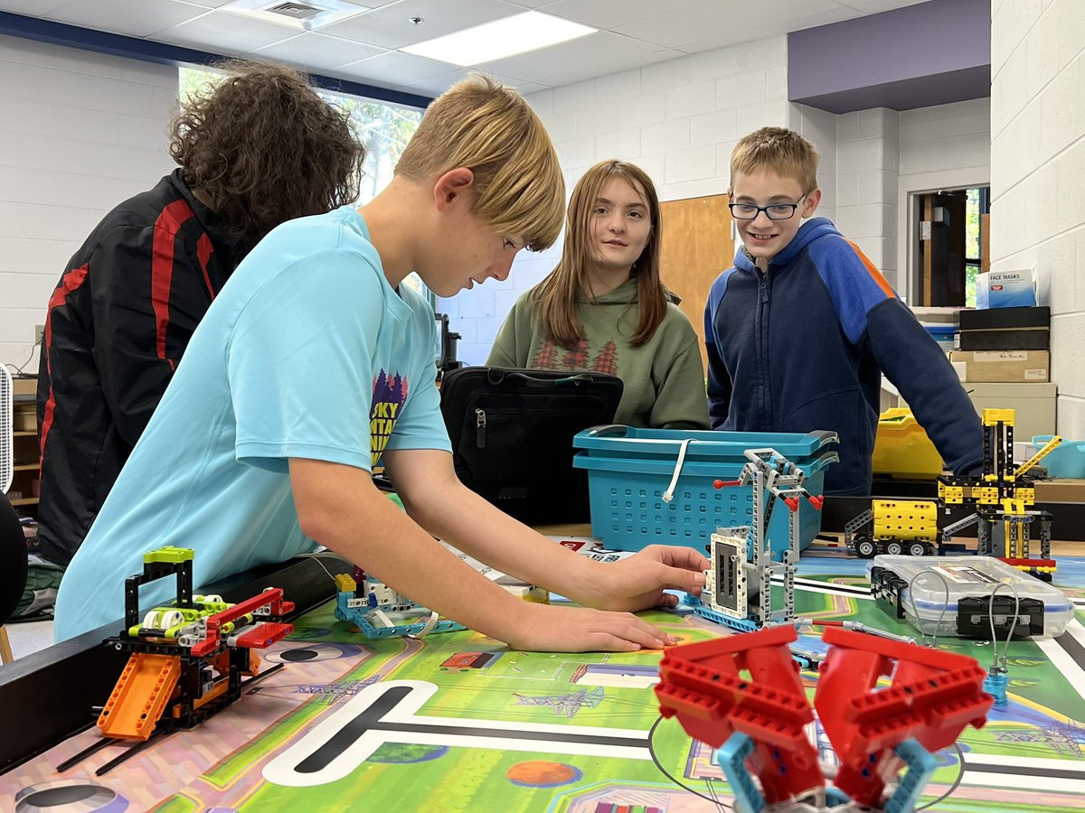 jsms_robotics's tweet image. Today our students were working hard building and presenting updates on innovation projects. @KCS_Sevier 🤖👩🏽💻🧑🏼💻👨🏽💻 #SevierMeansStem #KCSCodes @Sevier_Library