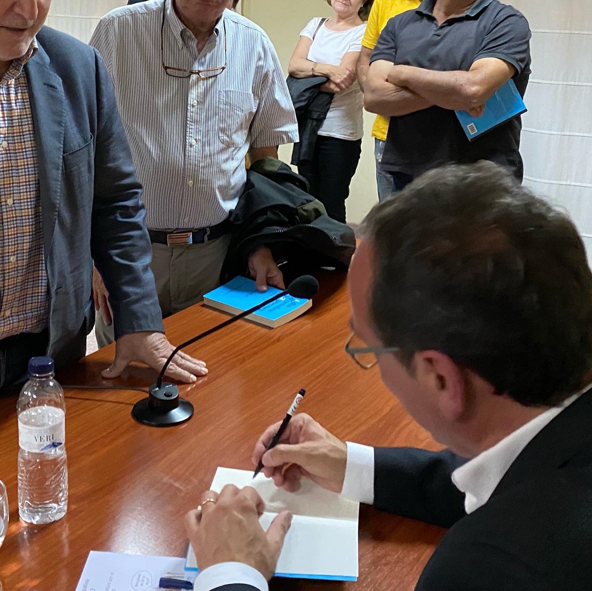 JxCatTarragones's tweet photo. Presentació  a Vilallonga del llibre d'en Josep Rull “1 dia d'octubre i 2 poemes: quan l'esperança venç la por”
Magnífic, com sempre @joseprull 
Gràcies @JuntsVilallonga https://t.co/td8oBR0pCm
