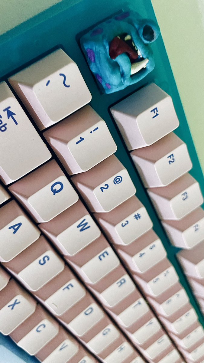 fernandalionn's tweet photo. Tecladinho novo que montamos em live essa semana ✨

NK87 (Entry Edition)
Keycaps Cherry Blossom 
Switches NK Oblivion 
Tudo da @NovelKeys ♥️

As artisans são de artistas BRASILEIROS 🇧🇷 @azikeycaps e @kcaps_br https://t.co/KFyErahSPG