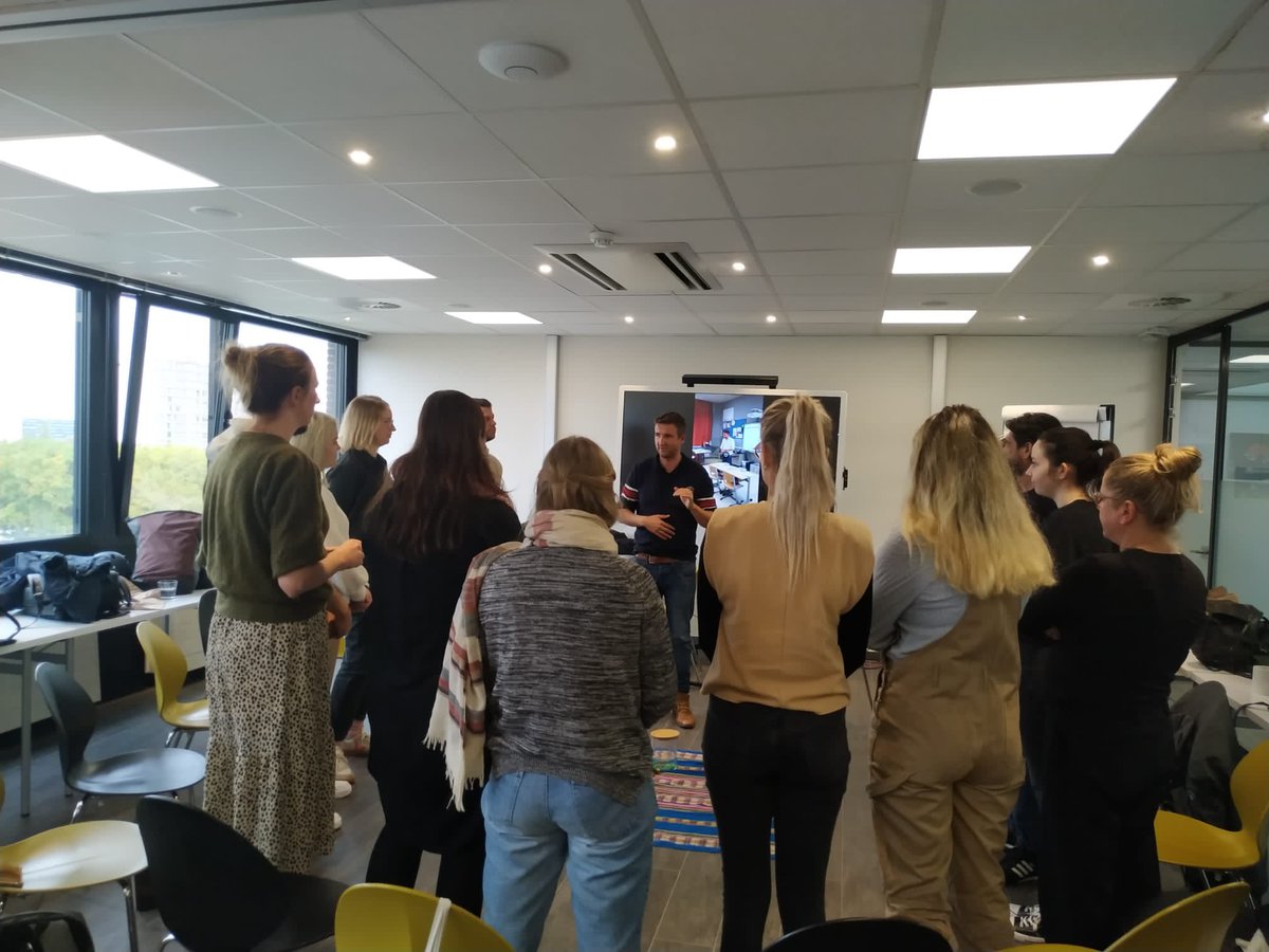 GOinAntwerpen's tweet image. In onze scholengroep geloven we in groeikansen. En ja, we walk the talk. 😎 Onze starters kunnen rekenen op sterke aanvangsbegeleiding &amp;amp; professionalisering op maat van hun noden. Vandaag: een eerste sessie &apos;Klasmanagement - Relaxed voor de klas&apos;. #GOleert #GOverbindt #GOesting