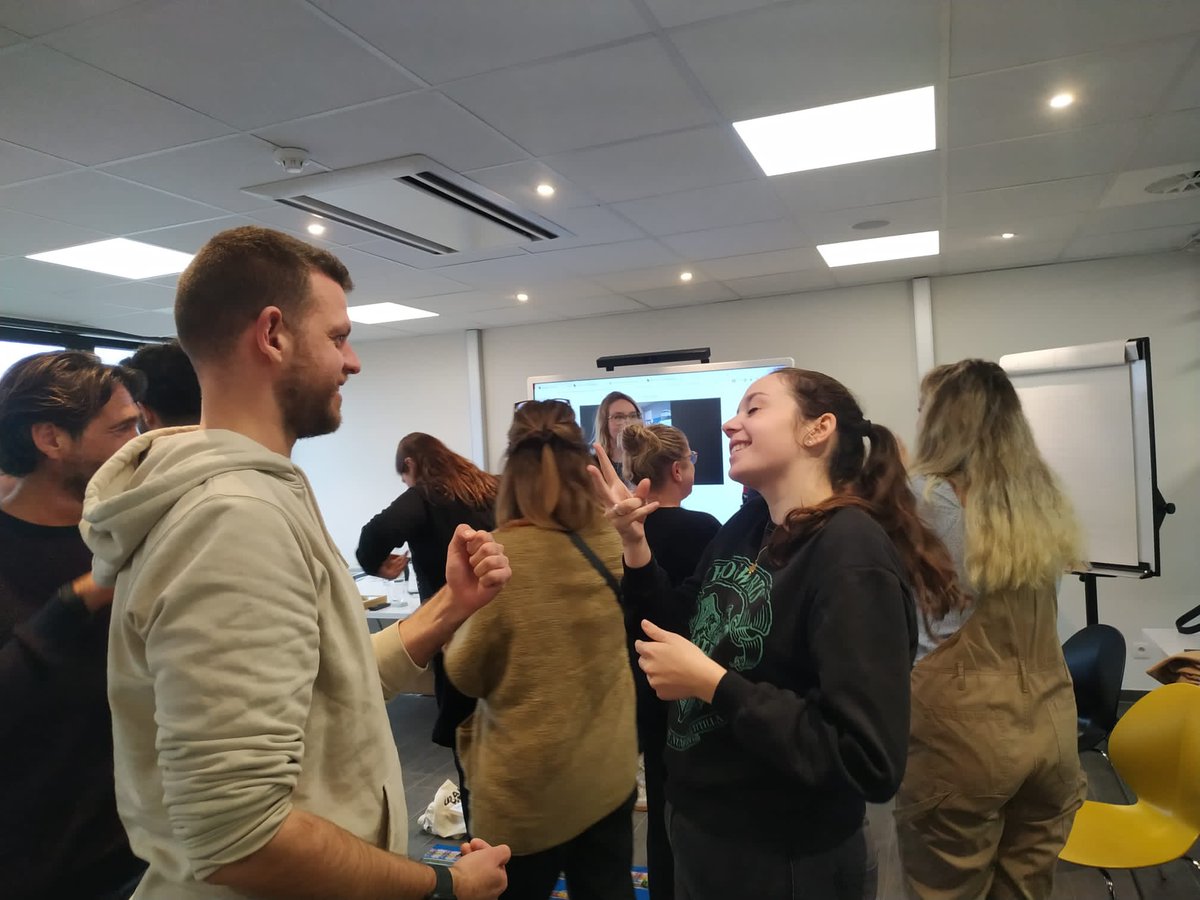 GOinAntwerpen's tweet image. In onze scholengroep geloven we in groeikansen. En ja, we walk the talk. 😎 Onze starters kunnen rekenen op sterke aanvangsbegeleiding &amp;amp; professionalisering op maat van hun noden. Vandaag: een eerste sessie &apos;Klasmanagement - Relaxed voor de klas&apos;. #GOleert #GOverbindt #GOesting