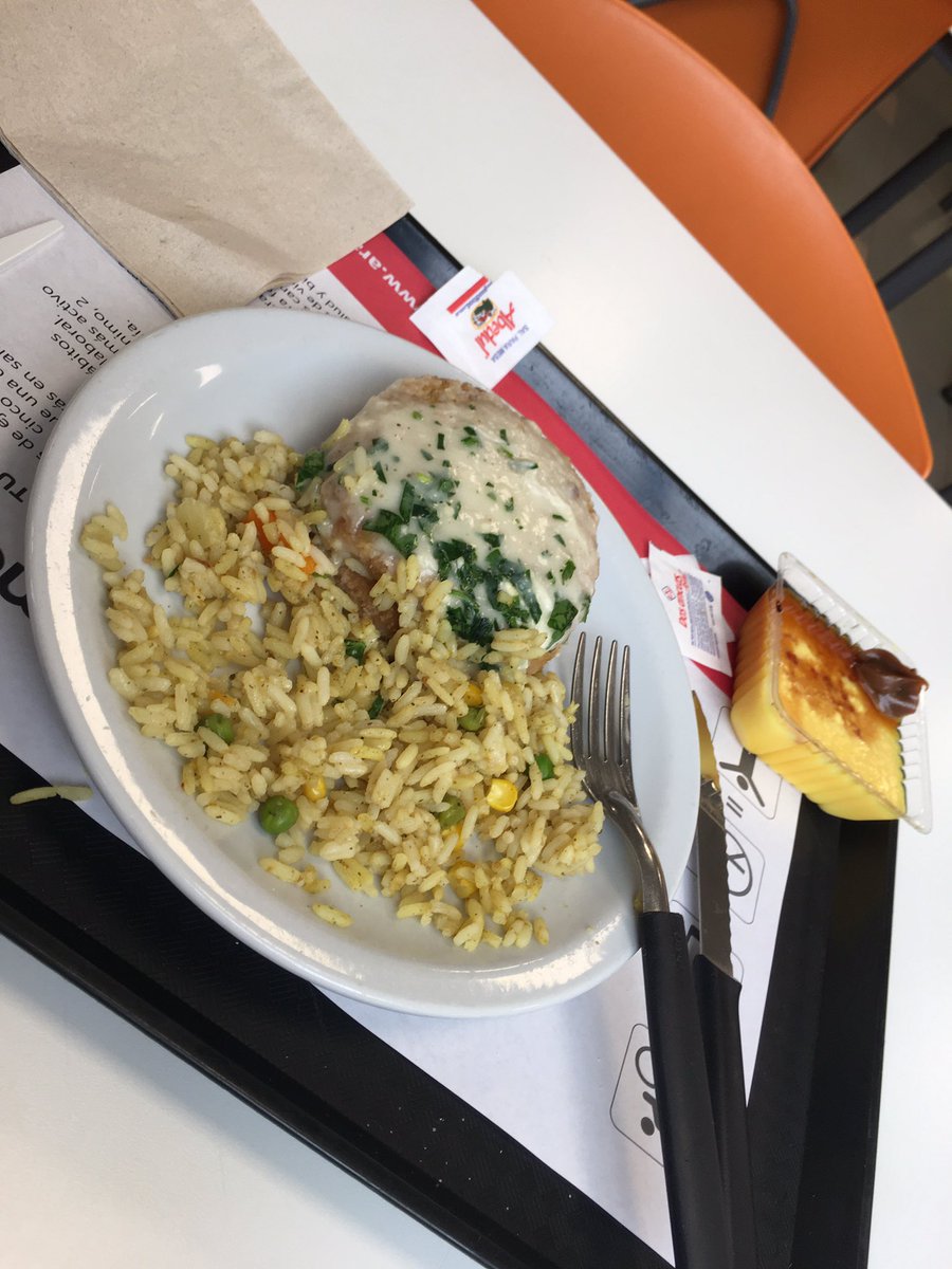 AlexTopTen's tweet photo. 14:50 subí a buscar mi comida y una persona maleducada y sobradora luego de servirle la comida a la persona que estaba delante mío retiro la comida y tuve que armarme este plato que ven de una bandeja de plástico envuelta en papel film que ya estaba helada. #momentosaramark https://t.co/RXkxT7e1Or