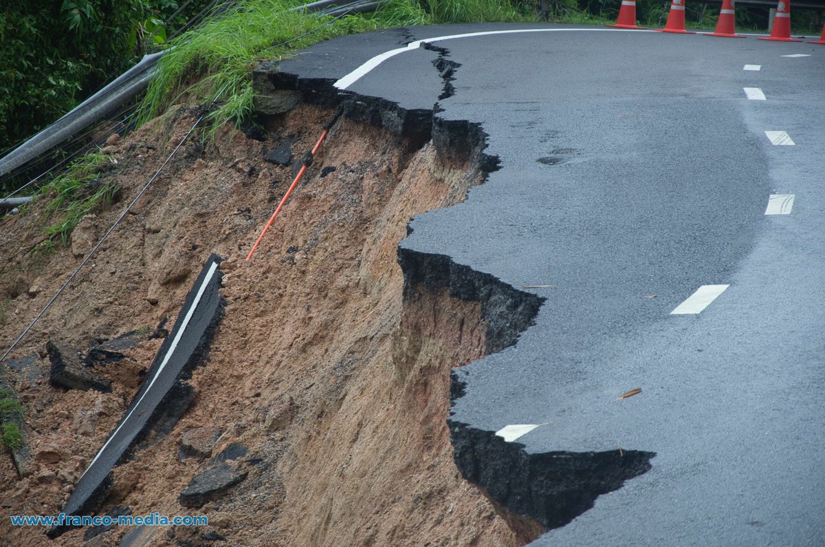 InfoPhuket's tweet photo. Heavy rain • Landslide at Phuket Hill Road
The road is closed. 
De fortes pluies provoquent un glissement de terrain dans la montagne vers Patong. La route est fermée. https://t.co/lVAsQWQOZF