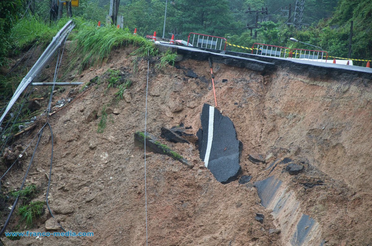 InfoPhuket's tweet photo. Heavy rain • Landslide at Phuket Hill Road
The road is closed. 
De fortes pluies provoquent un glissement de terrain dans la montagne vers Patong. La route est fermée. https://t.co/lVAsQWQOZF