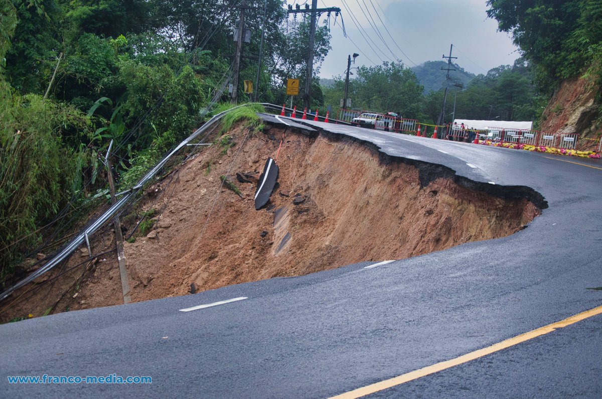 InfoPhuket's tweet photo. Heavy rain • Landslide at Phuket Hill Road
The road is closed. 
De fortes pluies provoquent un glissement de terrain dans la montagne vers Patong. La route est fermée. https://t.co/lVAsQWQOZF