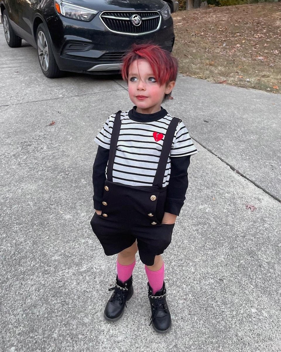 yungblud's tweet photo. baby blud! 🖤🖤🖤 https://t.co/Py9QoPIL7H