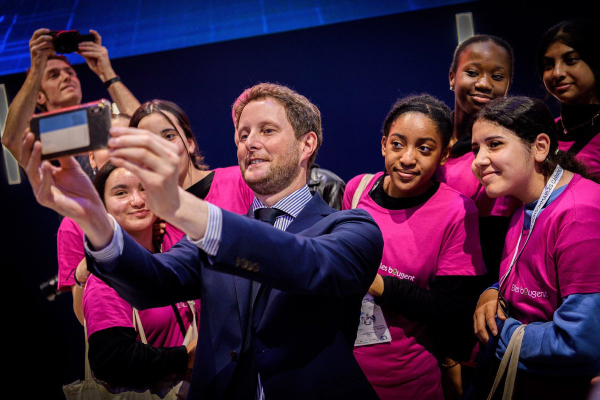 CBeaune's tweet photo. #EllesBougent | Heureux de retrouver au @mondialdelauto l'association @Ellesbougent, leurs marraines et les jeunes qu'elles accompagnent pour susciter des vocations et motiver les engagées des #transports de demain 🚀 On compte sur vous ! https://t.co/tpmZypapNr