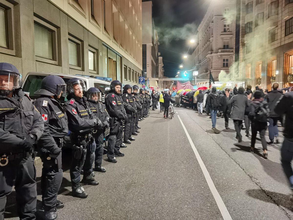 msulzbacher's tweet photo. Demo bei Polizeizentrale am Ring #w2010 https://t.co/h4HSZ3A8zK
