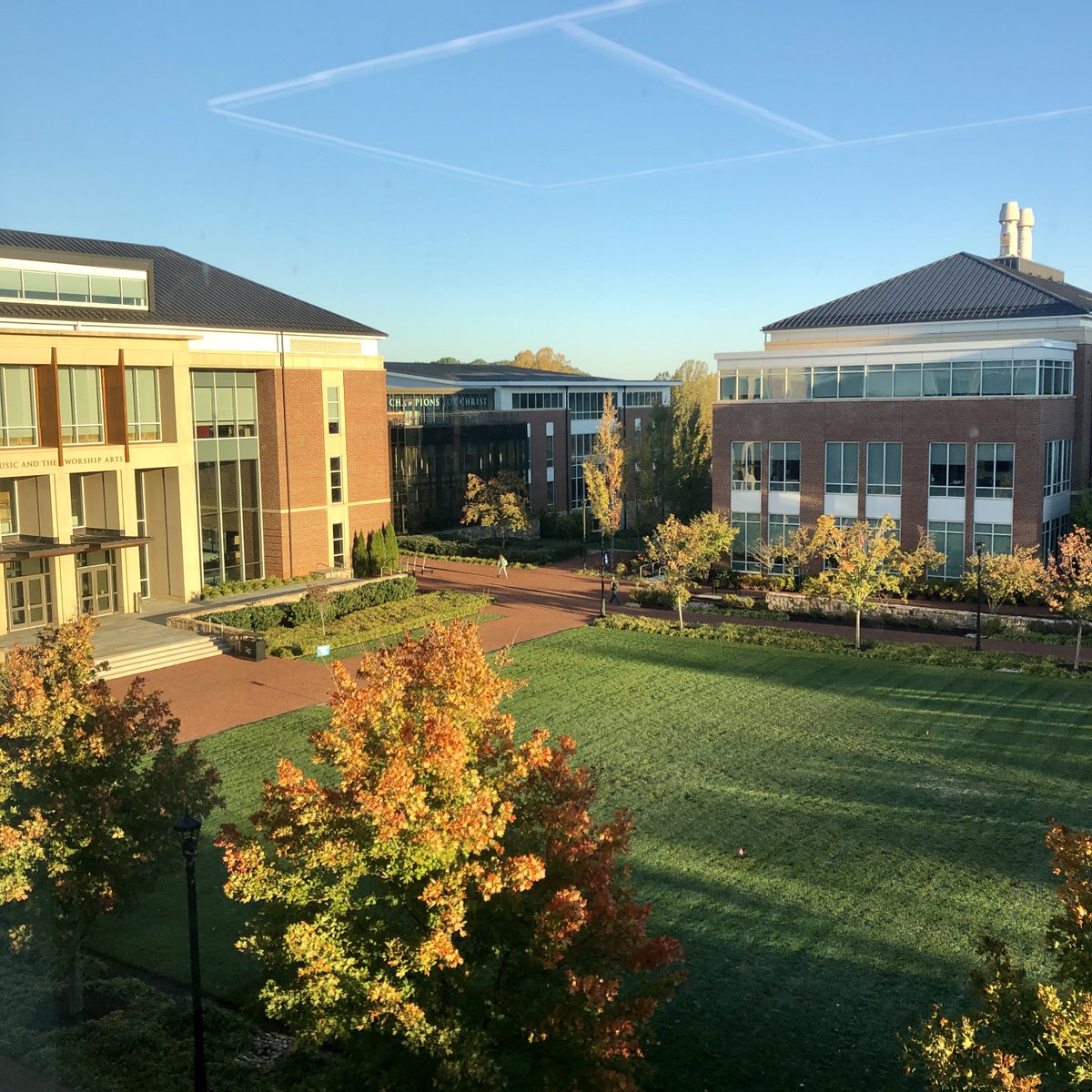 LibertyULibrary's tweet image. We are less than four weeks away from Thanksgiving Day! How are you practicing gratitude in the weeks ahead? #Thankful #LibraryViews #JFLibrary