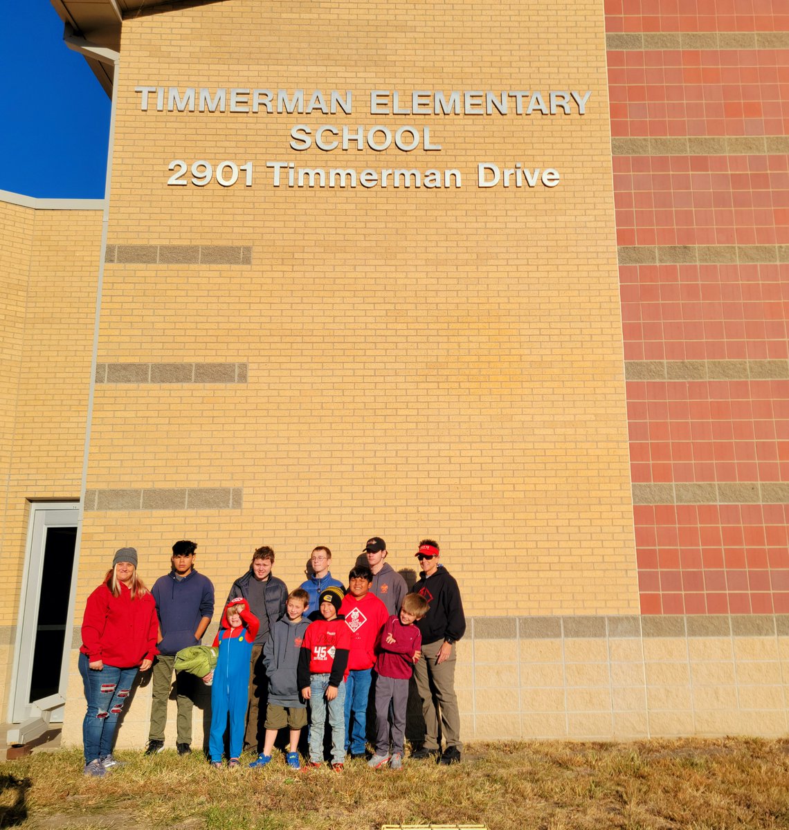 TimBulldogs's tweet photo. Another successful food drive! A big thank you to our amazing students &amp; families, our Student Council members, Boy Scout Pack 45, and KVOE! #TimmermanHOPE #emporiaproud
@KVOEAM1400 https://t.co/NAbHAYva0j