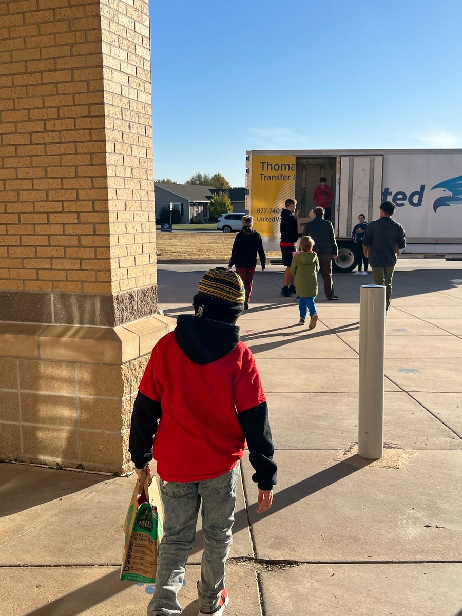 TimBulldogs's tweet photo. Another successful food drive! A big thank you to our amazing students &amp; families, our Student Council members, Boy Scout Pack 45, and KVOE! #TimmermanHOPE #emporiaproud
@KVOEAM1400 https://t.co/NAbHAYva0j