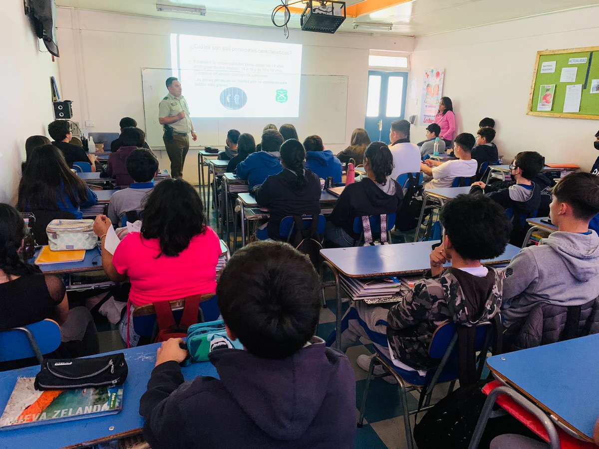 En el colegio Pumanque de #SanFelipe, Carabineros de la Oficina MICC de la 2ª Comisaría conversan con los alumnos sobre la Ley de Responsabilidad Adolescente, indicándoles sus alcances.