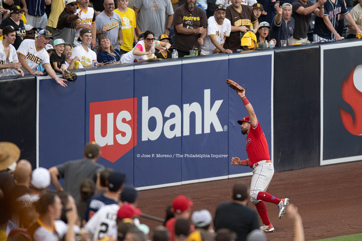 jomoreno007's tweet photo. # Phillies #Schwarber makes deep catch on #Padres land Game 2 of #NLCSGame2 📷 : @jomoreno007 @PhillyInquirer @Phillies @PhilliesNation @PhillyDailyNews @matt_breen @byalexcoffey @ScottLauber @phillysport @marcushaye @inkstainedretch #Philly #baseball #sportsphotography https://t.co/ALSWGhmzj9