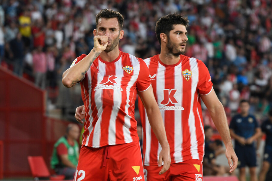 ⚽️¡Al duelo en el Juegos del Mediterráneo se une el choque entre Osasuna y Espanyol que acaba de arrancar en El Sadar! #LaLiga 🔥Riquelme recorta diferencias para el Girona al inicio de la segunda mitad Almería 3-1 Girona Osasuna 0-0 Espanyol rtve.es/deportes/futbo…