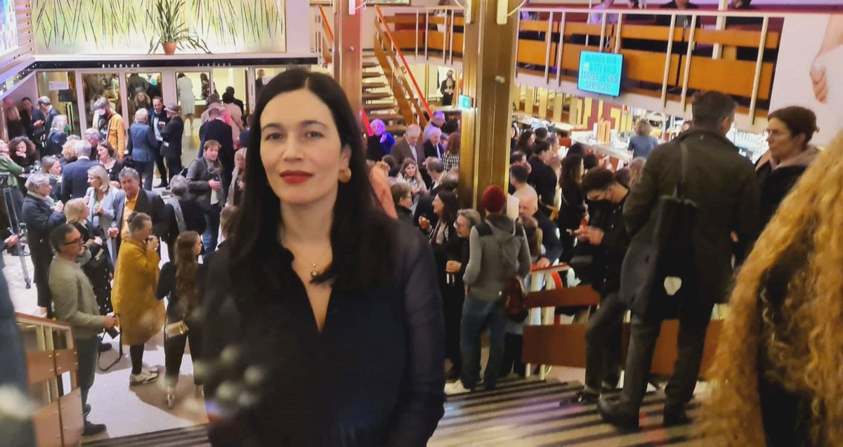 ORFonKultur's tweet photo. Festival-Direktorin Eva Sangiorgi eröffnet die 60. Viennale im Gartenbaukino. Mit einem "aufregenden, spannenden und diversen" Programm befinde man sich in einer "positiven Revolution - hin zu mehr Diversität und Nachhaltigkeit". #viennale22 https://t.co/goxr4bobXW