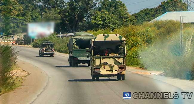 Troops Arrest Suspected NIMC Officials In Niger Republic Enrolling Foreigners For NIN
channelstv.com/2022/10/20/tro…