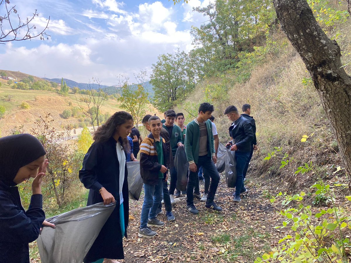 mutkiaihl's tweet photo. "ÇEVREME DUYARLIYIM" projesi kapsamında okulumuz öğretmen ve öğrencileri tarafından, ilçemiz de bulunan Beyaz Su Mesire alanında çevre temizliği yapılmıştır. @MutkiMEM @Bitlis_Mem @bitlismem_dogm @Korkmazemin49 @MuratBi50471064 https://t.co/w2KNesTPJQ
