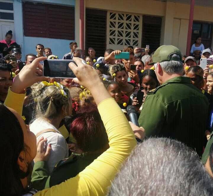 ¿Como no quererle? ¡¿Como no seguirlo!? Ahora mismo el Presidente @DiazCanelB conversa con el pueblo pinareño en #Minas #SomosDelBarrio #CDRHabana #SoyCederista #Cuba #FuerzaPinar