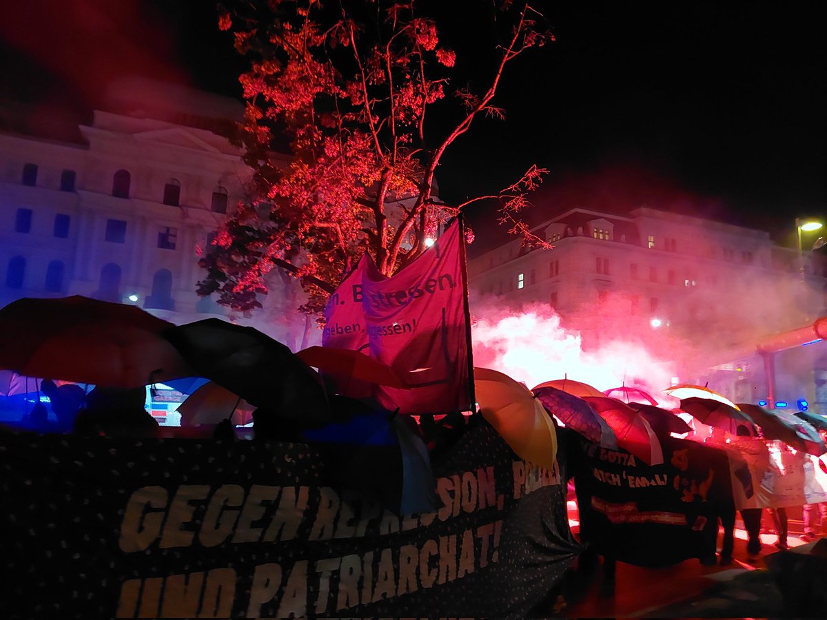 BirgitHebein's tweet photo. Solidaritätsdemonstration mit den heute verurteilen Antifaschist_innen ist im Votivpark
#Alerta
#Antifa2020 #w2010 https://t.co/Pa91AIHUfR