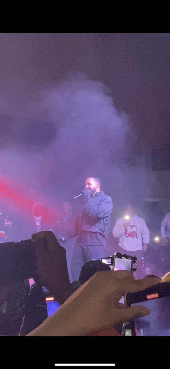 RoyalRyan_yt's tweet photo. Drake and 21 on the same night is crazy https://t.co/aDQqpAyxHB