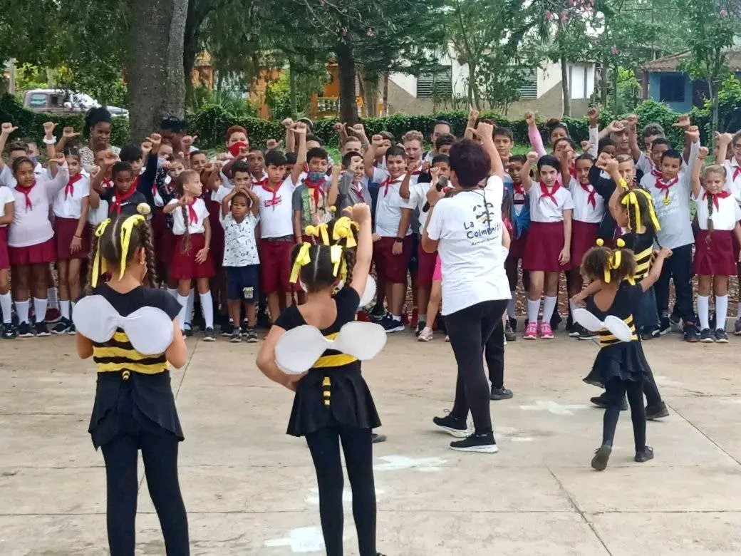 Gran espectáculo ofrecido  por el  grupo teatral la Colmenita en #Batabanó,niños que intercambiaron alegrías con este gran elenco artístico. #CulturayArte, #Mayabeque, #dpotu_mayabeque, #OrdenamientoTerritorial.