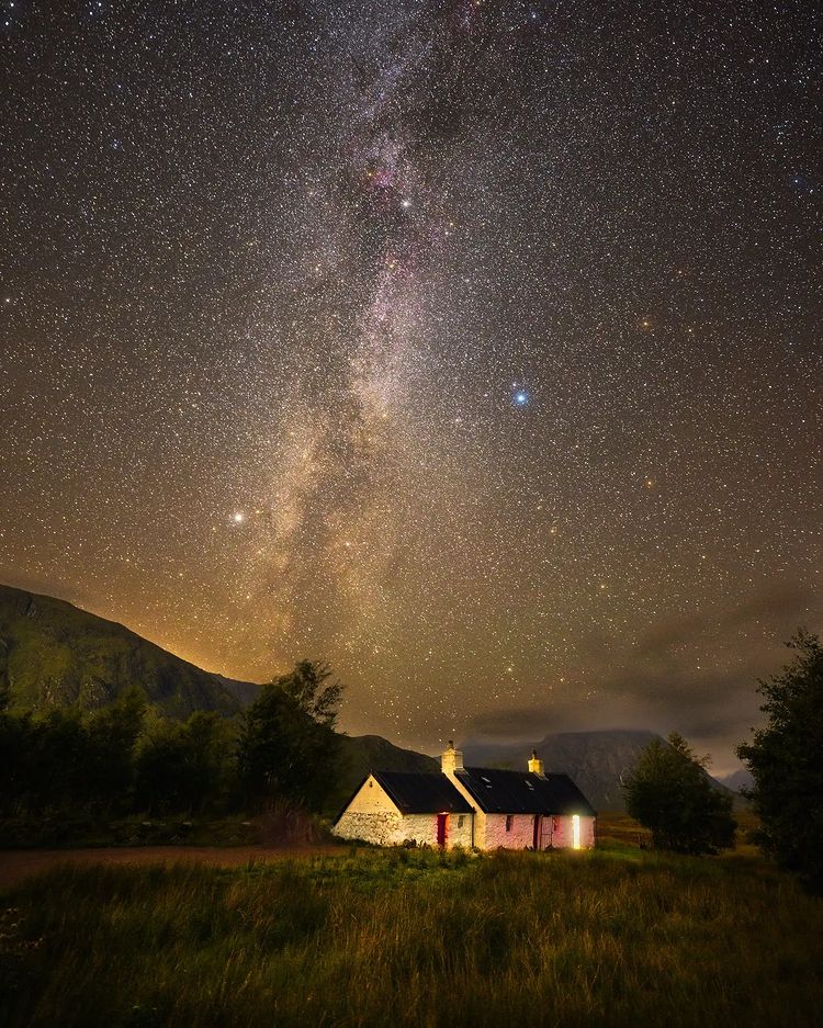 Wow... 🤩 Who wants to go stargazing in #Scotland?! 🙋✨ 📍 Glencoe, Highlands 📷 IG/stevenrobinsonpictures #ScotlandisCalling
