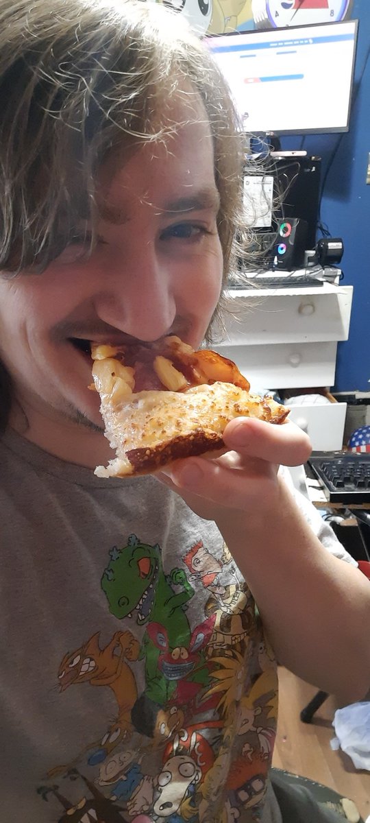 patriotails's tweet photo. Behold, pineapple pepperoni pizza https://t.co/KY2vHdz8h0
